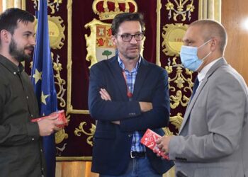 Coca-Cola dedica dos latas personalizadas a la Diputación de Cuenca como reconocimiento a la colaboración que mantienen