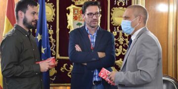 Coca-Cola dedica dos latas personalizadas a la Diputación de Cuenca como reconocimiento a la colaboración que mantienen