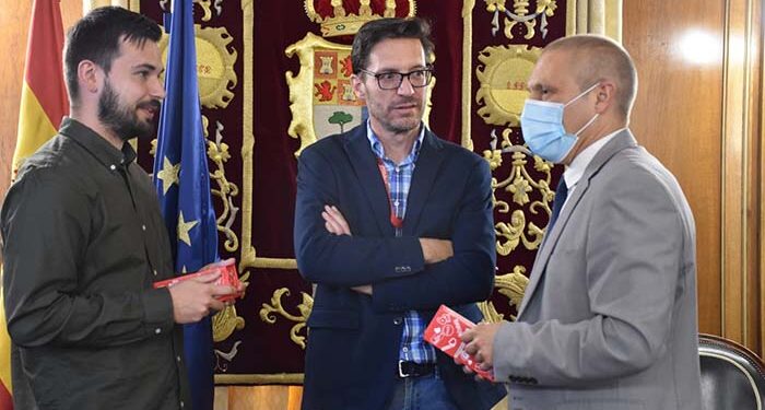 Coca-Cola dedica dos latas personalizadas a la Diputación de Cuenca como reconocimiento a la colaboración que mantienen