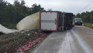 Cortada la CM-2008 en Brihuega por el vuelvo de un camión de bebidas
