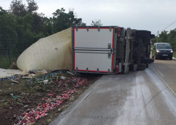 Cortada la CM-2008 en Brihuega por el vuelvo de un camión de bebidas