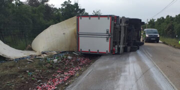 Cortada la CM-2008 en Brihuega por el vuelvo de un camión de bebidas