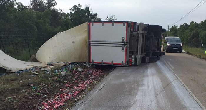 Reabierta la CM-2008 en Brihuega tras el vuelvo de un camión de bebidas 1 Cortada la CM-2008 en Brihuega por el vuelvo de un camión de bebidas