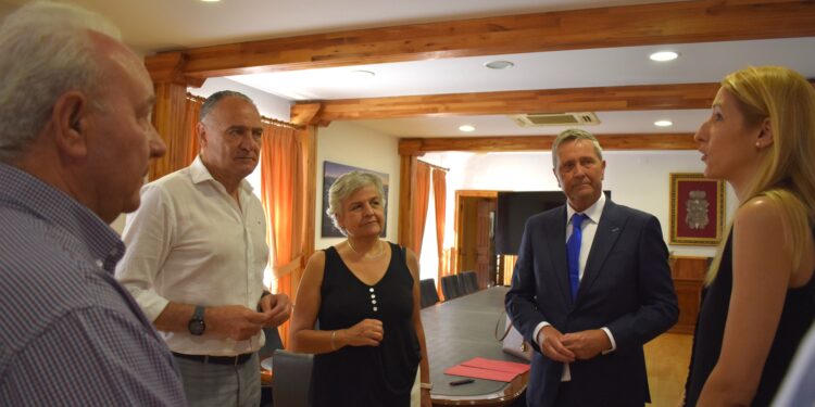 La Jefatura Provincial de Tráfico y el Ayuntamiento de Tarancón firman convenio para abrir un aula informatizada de exámenes teóricos 1 DSC1311