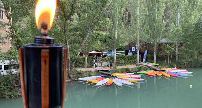 Deporte y ritos ancestrales se dan la mano en una mística Noche de San Juan en piragua por el Júcar