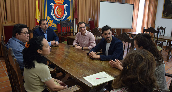 Dos nuevas familias se asientan en Huete gracias al Proyecto Arraigo y la Diputación de Cuenca 1 Dos nuevas familias se asientan en Huete gracias al Proyecto Arraigo y la Diputación de Cuenca