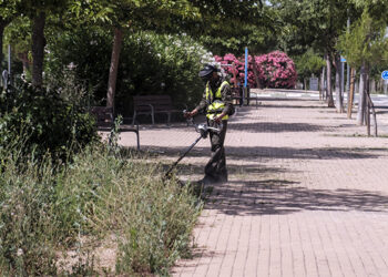 El Ayuntamiento de Azuqueca contrata a una empresa para reforzar el desbroce de alcorques y aceras