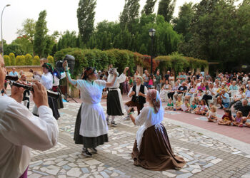 El Solsticio Folk llena de música y tradición el Paseo de San Roque aunque la lluvia marcó el final de la jornada