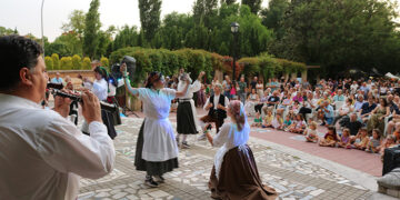 El Solsticio Folk llena de música y tradición el Paseo de San Roque aunque la lluvia marcó el final de la jornada