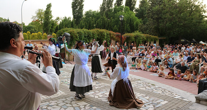 El Solsticio Folk llena de música y tradición el Paseo de San Roque aunque la lluvia marcó el final de la jornada 1 El Solsticio Folk llena de música y tradición el Paseo de San Roque aunque la lluvia marcó el final de la jornada