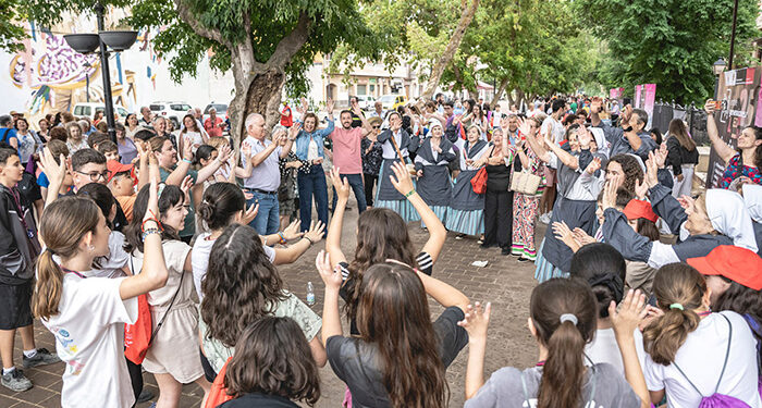 El cuarto encuentro “Entre Generaciones” conecta a mayores y jóvenes de la Manchuela a través del baile, el juego, la artesanía o las experiencias virtuales 1 El cuarto encuentro “Entre Generaciones” conecta a mayores y jóvenes de la Manchuela a través del baile, el juego, la artesanía o las experiencias virtuales