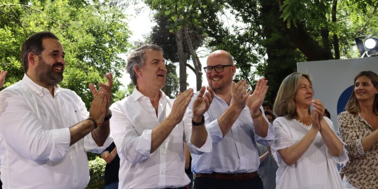 Feijóo en Guadalajara. Castillo reclama recuperar “la decencia y la conexión en España” 1 FOTO PP. Un momento tras finalizar el acto