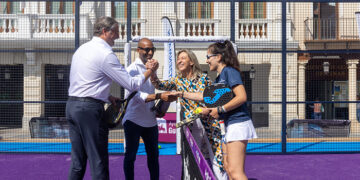 Guadalajara inaugura una pista de pádel en la Plaza Mayor como pistoletazo de salida del II Día del Deporte
