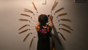 Hipérbole y sátira del capitalismo destructor en la exposición sobre turbofuturismo del campus de Cuenca