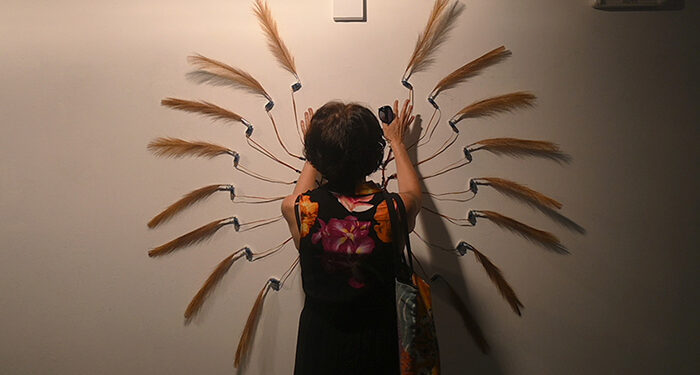 Hipérbole y sátira del capitalismo destructor en la exposición sobre turbofuturismo del campus de Cuenca