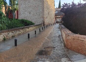 Espectacular fuga de agua en el Torreón del Alamín