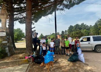 Vecinos del Pinar de Jábaga limpian la zona de papeles, cartones y basura