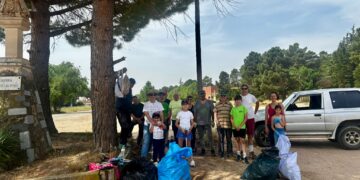 Vecinos del Pinar de Jábaga limpian la zona de papeles, cartones y basura