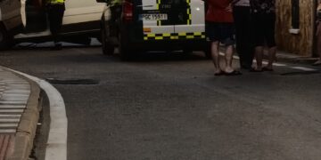 Una furgoneta se empotra contra una vivienda en Chillarón de Cuenca