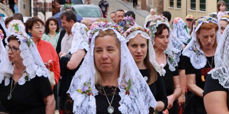 Pódcast. Mayte Cervigón, además de cantar la Salve, nos cuenta todo lo que tienes que saber sobre Las Mayordomas de Alcocer