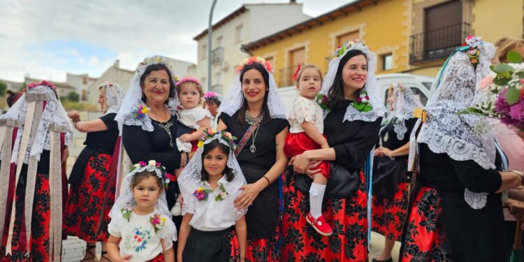 Pódcast. Mayte Cervigón, además de cantar la Salve, nos cuenta todo lo que tienes que saber sobre Las Mayordomas de Alcocer