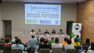 Interesante coloquio en defensa de los servicios municipales organizado por AIKE