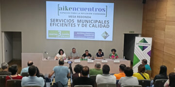 Interesante coloquio en defensa de los servicios municipales organizado por AIKE