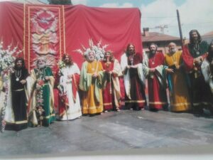 LOS APOSTOLES trajes actuales