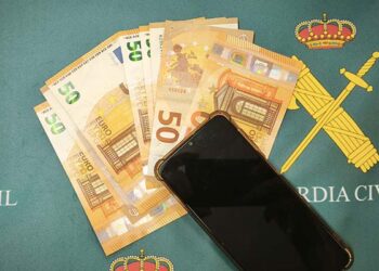 La Guardia Civil de Guadalajara detiene a un hombre por comprar un móvil con billetes falsos