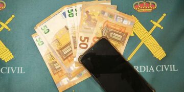 La Guardia Civil de Guadalajara detiene a un hombre por comprar un móvil con billetes falsos