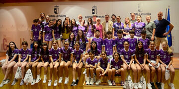 La Junta reconoce a las jóvenes promesas del Balonmano Guadalajara por su excelente temporada
