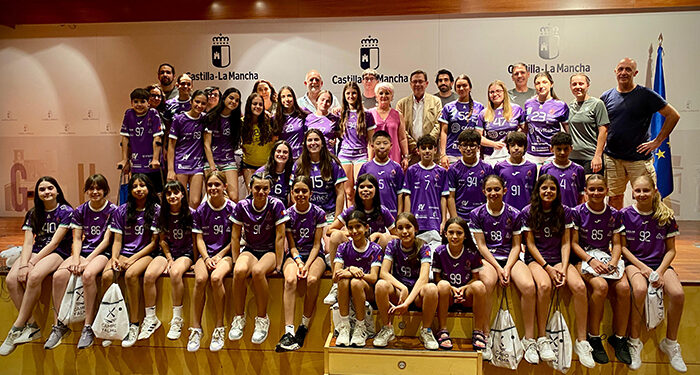 La Junta reconoce a las jóvenes promesas del Balonmano Guadalajara por su excelente temporada