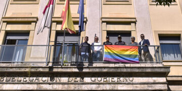 La bandera arcoiris luce en la Subdelegación del Gobierno en Cuenca con motivo del Día Internacional del Orgullo