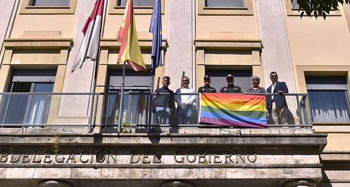 La bandera arcoiris luce en la Subdelegación del Gobierno en Cuenca con motivo del Día Internacional del Orgullo 1 La bandera arcoiris luce en la Subdelegación del Gobierno en Cuenca con motivo del Día Internacional del Orgullo