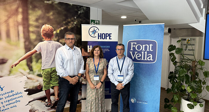 La presidenta de CEOE-Cepyme Guadalajara visita la fábrica de Font Vella de Sigüenza