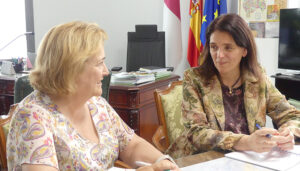 La subdelegada del Gobierno en Guadalajara se reúne con la alcaldesa de Alovera para valorar las mejoras en el transporte público de la localidad