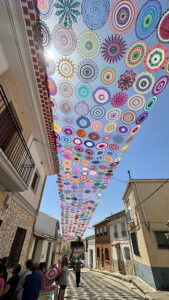 Las mujeres de Huerta de la Obispalía tejen un toldo de ganchillo para reforzar sus lazos y poner en valor el talento de la Cuenca rural