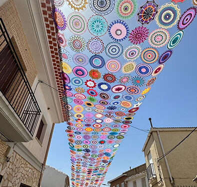 Las mujeres de Huerta de la Obispalía tejen un toldo de ganchillo para reforzar sus lazos y poner en valor el talento de la Cuenca rural 1 Las mujeres de Huerta de la Obispalía tejen un toldo de ganchillo para reforzar sus lazos y poner en valor el talento de la Cuenca rural