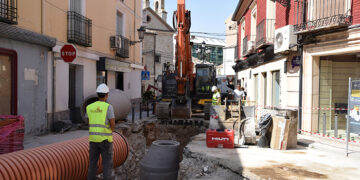 Las obras de mejora de la red de saneamiento en la calle Zapatería de Tarancón entran en su recta final