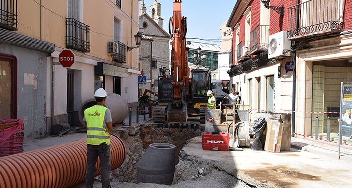 Las obras de mejora de la red de saneamiento en la calle Zapatería de Tarancón entran en su recta final