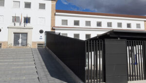 Los docentes de la Escuela Oficial de Idiomas de Cuenca convocan concentraciones ante las medidas planteadas por la Junta 2 Los docentes de la Escuela Oficial de Idiomas de Cuenca convocan concentraciones ante las medidas planteadas por la Junta