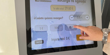 Los quioscos digitales de recarga de tarjetas de autobús están ya en funcionamiento en Guadalajara