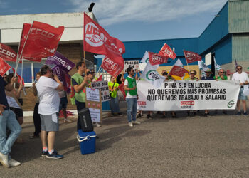 Los trabajadores de PINASA vuelven a concentrarse mientras que la empresa sigue sin dar la cara y pagar lo que debe