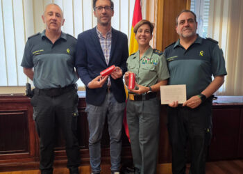 La Guardia Civil de Cuenca recibe de Coca-Cola dos latas personalizadas para la Institución