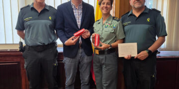 La Guardia Civil de Cuenca recibe de Coca-Cola dos latas personalizadas para la Institución