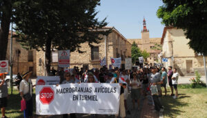 Más de un centenar de personas se manifiestan en Maranchón contra las macrogranjas proyectadas en la cabecera del Valle del Mesa 2 Más de un centenar de personas se manifiestan en Maranchón contra las macrogranjas proyectadas en la cabecera del Valle del Mesa