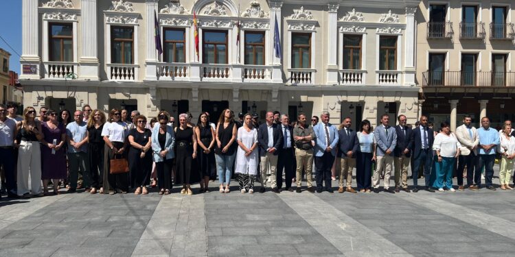 Guadalajara guarda un minuto de silencio para condenar el asesinato de una vecina de Iriépal en un nuevo caso de violencia de género 1 Minuto de silencio Plaza Mayor 27 de junio