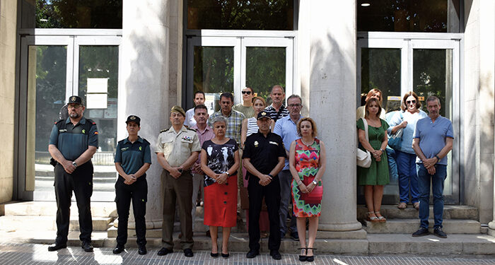 Minuto de silencio en la Subdelegación del Gobierno de Cuenca por un nuevo asesinato de una mujer por violencia de género