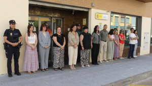 Minuto de silencio en la Subdelegación del Gobierno de Guadalajara para condenar el asesinato machista de una mujer en A Coruña