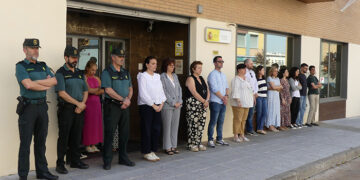 Minuto de silencio en la Subdelegación del Gobierno de Guadalajara para condenar el asesinato machista de una mujer en Málaga